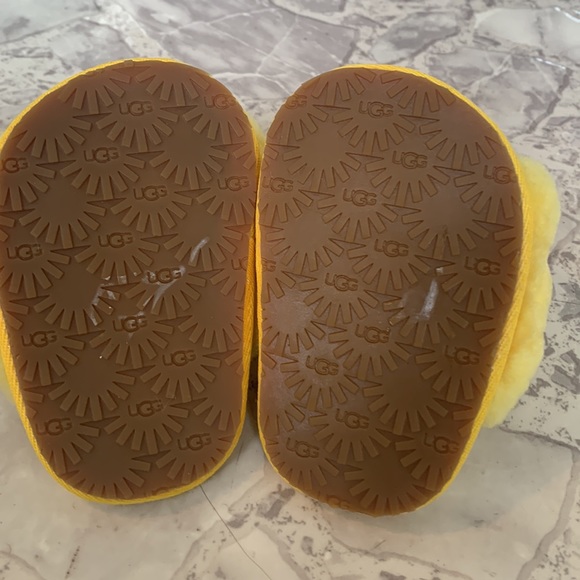 Baby UGG fluff sandals yellow sheepskin slides with elastic sling back heel 2/3 - Picture 3 of 7